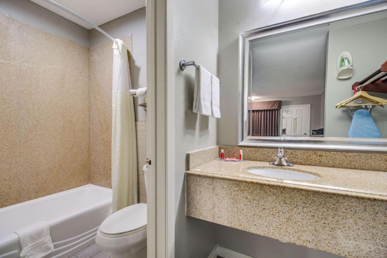 Econo Lodge Houston Brookhollow Buitenkant foto